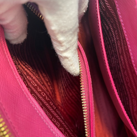 ๐PRADA Saffiano Lux FUXIA two way bag๐ - Picture 11 of 17